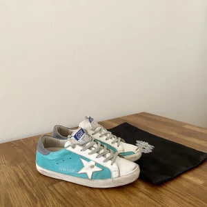 Golden goose skor - Säljer dessa sjukt snygga golden goose skor i storlek 37! Dom är köpta i Italien. Väldigt bra skick och dom ända slitningarna som finns har varit där sedan köp. Vid frågor är det bara att höra sig! Cond 9/10. Dustbag ingår🌟