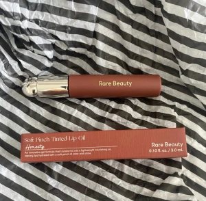 Rare beauty soft tinted lip oil  - Säljer denna populära läppolja från rare i färgen honesty. Säljer pågrund av att jag råka beställa två likadana färger. Slutsåld på hemsida/butik. Oanvänd och oöppnad. Köpt för 309kr med frakt på sephoras hemsida.