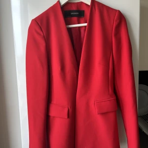 Kavaj från zara - Jättefin kavaj från zara som tyvärr blivit för liten. Strl xs