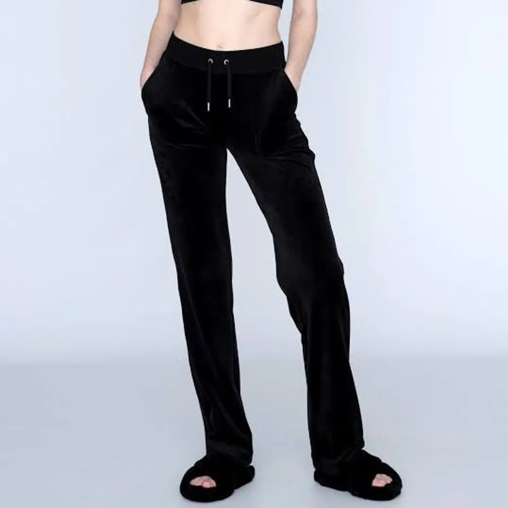 Säljer mina svarta byxor ifrån Juicy couture.  Inget tecken på slitage. . Jeans & Byxor.