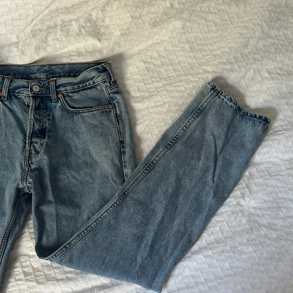 straight leg jeans i modellen space från weekday herravdelning!! jätte bra skick men passar inte mig. Jeans & Byxor.