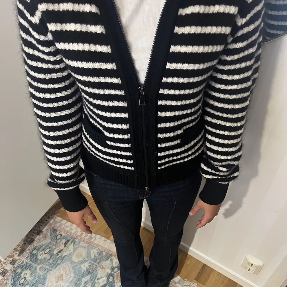 Intressekoll på min superfina moncler cardigan! Köpt för inte så länge sen, har äkthetsbevis och monclergaljen kvar! Superfin och passar perfekt för sommarkvällarna! Hör av er vid frågor . Jackor.