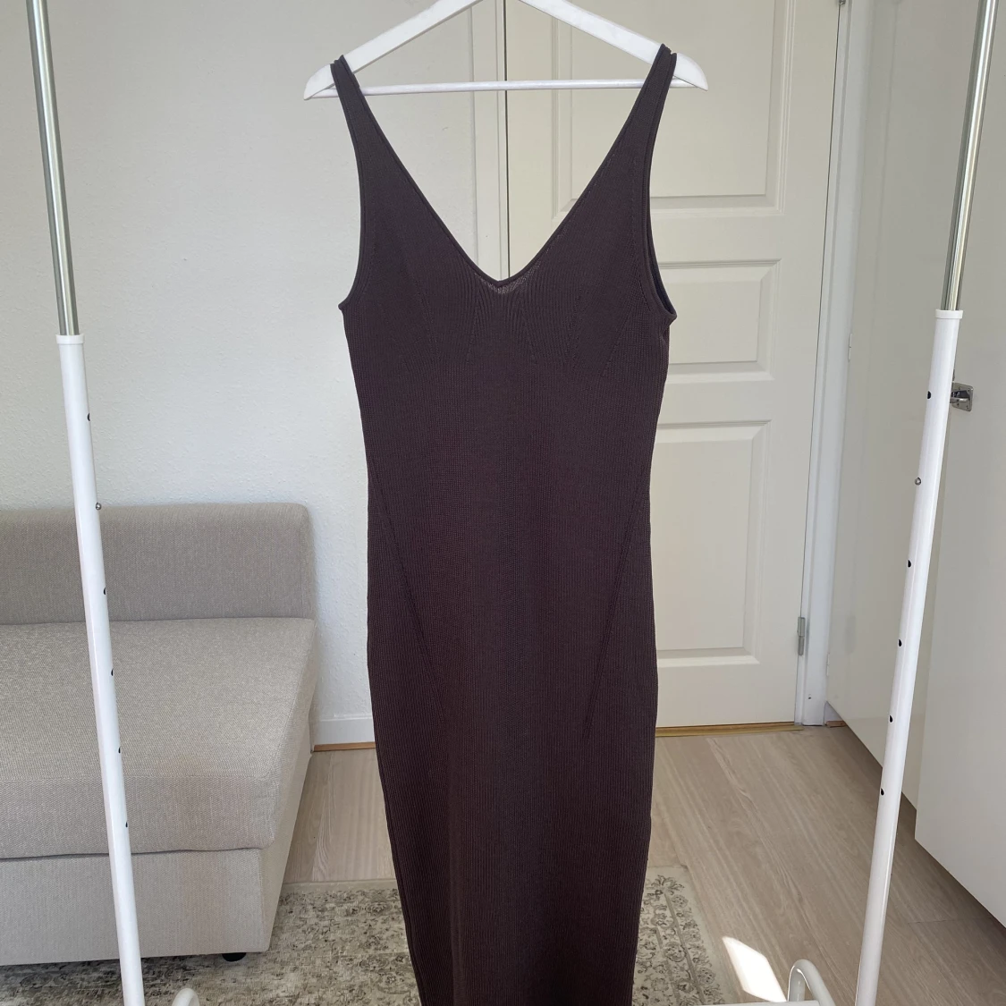 Ribbstickad klänning