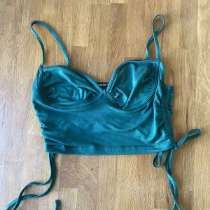 Top - Grön croppad top. 