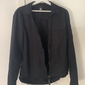Cp company overshirt - Hej! Säljer nu denna overshirt från cp company. Skick 9/10. Säljer då den är för liten för mig. Pris kan gå ner vid snabb affär. Skriv om ni har några frågor/funderingar. 