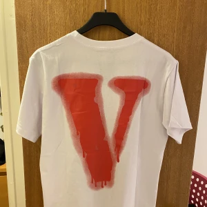Nav x Vlone Drip T-shirt - Exklusiv collab mellan Nav och Vlone. Nyskick bara testat. Säljer pga för stor passform. Behöver säljas snabbt pris kan diskuteras. 