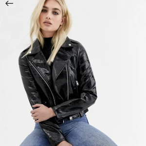 Skinnjacka  - Sparsamt använd, köpt för 600kr kan skicka bilder vid intresse, pris kan diskuteras vid snabbaffär