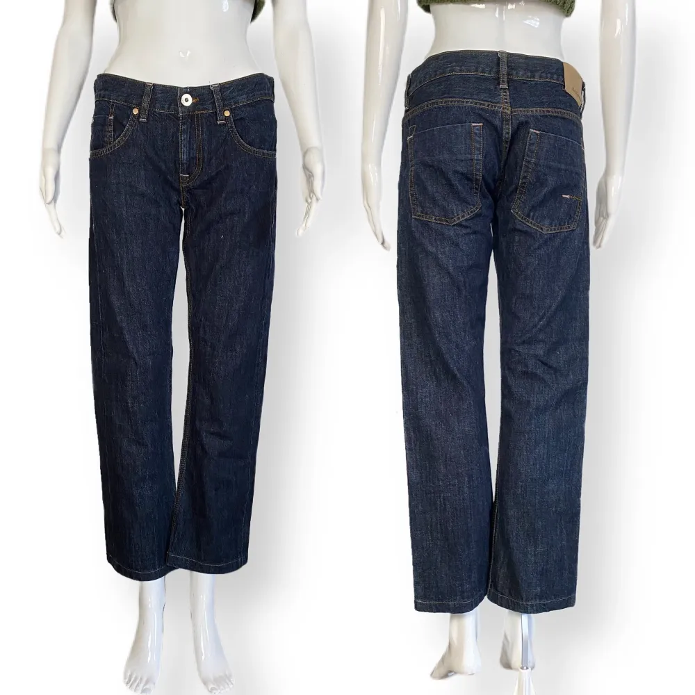 Jeans från Peak Performance, i fint skick. Lågmidjad! Storlek W29. Dockan använder storlek XS! 100% Bomull.  ⚠️ MÅTT: Höftbredd/Midjebredd 41cm, grendjup 21cm & innerbensläng 70cm . Jeans & Byxor.