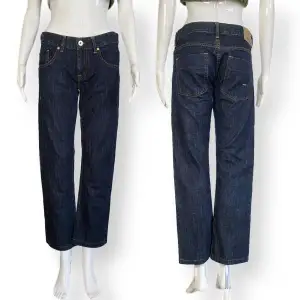 Jeans från Peak Performance, i fint skick. Lågmidjad! Storlek W29. Dockan använder storlek XS! 100% Bomull.  ⚠️ MÅTT: Höftbredd/Midjebredd 41cm, grendjup 21cm & innerbensläng 70cm 