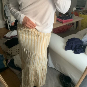 Randig långkjol - Långkjol från ginatricot. Endast använd en gång. 