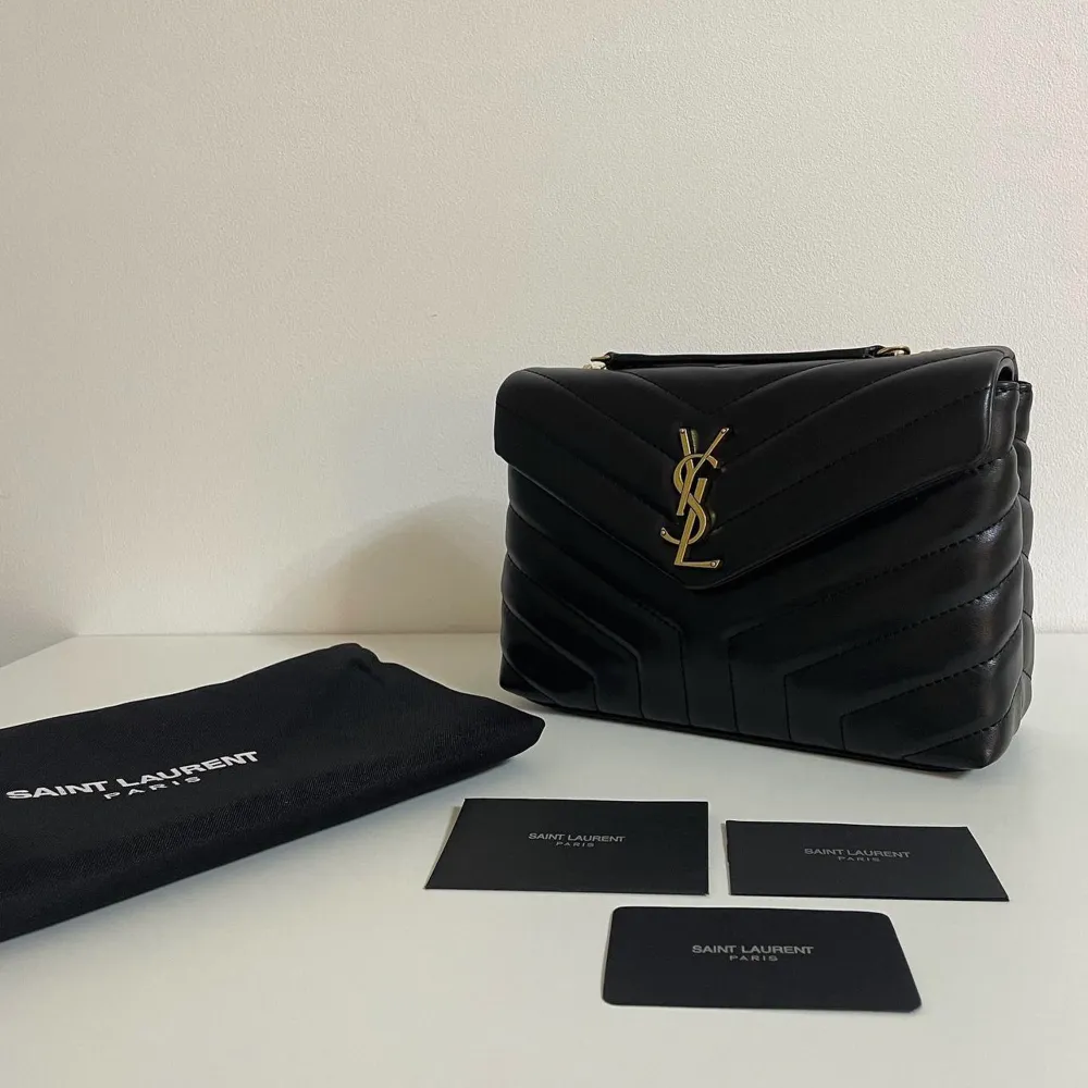 Säljer min Yves Saint Laurent Loulou väska som är helt oanvänd.  Dust bag och ett litet YSL kort följer med. Mer information privat . Väskor.