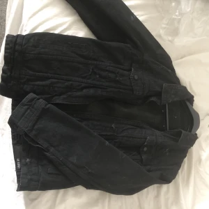 Be edgy denim jacka, 2 i 1 vändbar - Storlek S. Original pris 1 500kr. Helt oanvänt. Kan möttas i Stockholm