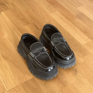 Eytys platform loafer - Säljer mina svarta Eytys loafers med platå och vita sömmar. Endast använda ett fåtal gånger. Storlek 36, men skulle säga att dom är någorlunda trånga i storleken, därav att jag säljer dom 🥹