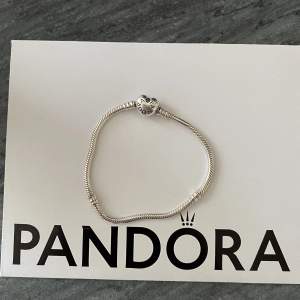 Pandora berlock armband, säljs pga för stort ! original pris 549kr 