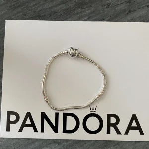 Pandora berlock armband   - Pandora berlock armband, säljs pga för stort ! original pris 549kr 