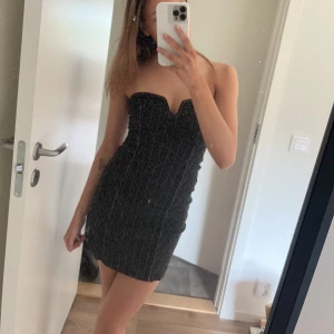 Zara klänning - Säljer då den är för kort på mg och för stor vid bysten. Storlek Xs