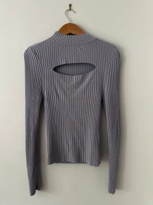 Urringad Ljus lila ribbad tröja  - Urringad ribbad tröja från ginatricot i storlek M. Använd några få gånger så den är i fint skick. Kan mötas u Göteborg/Mölndal eller frakta. Frakten står man för själv 🫶🏻