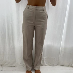 Kostymbyxor  - Super snygga och stilrena kostymbyxor från Bik bok. Aldrig använda!🤍