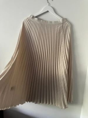 Söt beige kjol  - Söt beige kjol i storlek M från h&m. Aldrig använd. Kan mötas upp och frakta. Frakten står man för själv🥰 