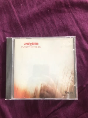 seventeen whispers - the cure cd 🫶 - fint skick, liten skada (leftover klister från prislapp, går dock att skrapa bort.  frakt ligger på 39kr, tryck inte på köp nu! betalning endast genom Swish i privat chatt. möts gärna upp i Östersund!