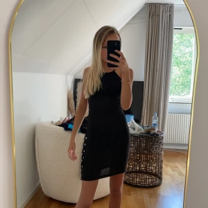 Klänning  - Säljer denna jättefina klänningen som är i bra skick den är lite genomskinlig, men annars jättefin