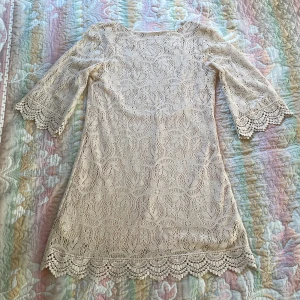 Spetskläning - Vaker retro spetskläning i fint skick & är öppen i ryggen. Använt en gång ✨