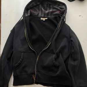 Burberry zip tröja - Köpt på nk för några år sen nypris va runt 3000kr till 4000kr  Storlek L men passar M Skick 7/10