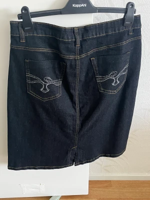 Marinblå kjol - Kjolen har inte använts sedan lång tid tillbaka och har bara varit i garderoben. Ny 