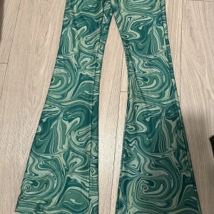Gröna/Blå mönstrad byxor - Har bara använt den en gång! 