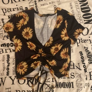 Sommar tröja - En t-shirt från shein i storlek s😊om du har någon fråga är det bara att fråga💞