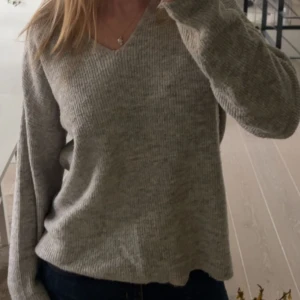 Grå stickad tröja - Grå stickad tröja från vero Moda. Välanvänd med i fint skick.