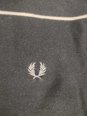 Fred perry  - T shirt från fred perry i storlek S, skick 7/10. Om du vill ha flera bilder eller du har frågor du kan skriva till mig 🤗💛