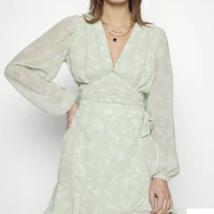 Blus-kjol sett - Så himla fint sett med matchande blus och kjol som ser exakt ut som en klänning, helt perfekt inför sommaren! Blusen är i storlek 38 och kjolen i storlek 36. Bara använd 1 gång så den är som ny! Nypris är 700kr, kom privat för fler bilder eller frågor<3