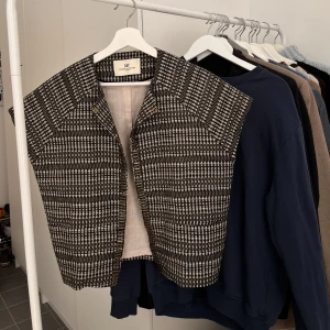 Kofta - Så fin kofta från Malene Birger! Perfekt över en klänning till sommaren!  Den är onesize men skulle säga XS-M 🫶🏽