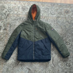 Jack & Jones dunjacka - Hej säljer denna fina jackan från Jack & jones  Den är som ny knappast använd Storlek Xl men passar med som M/L Finns i Malmö  Vid frågor eller intresse skriv 