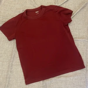 Uniqlo Burgundy t-shirt - Size is L - small cutting for the t-shirt. More suitable for . 