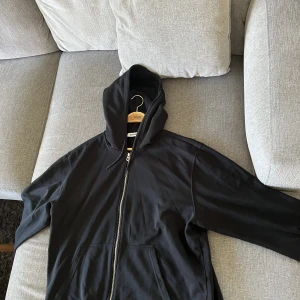 Weekday zip hoodie L - standard weekday zip hoodie storlek L passar M-L