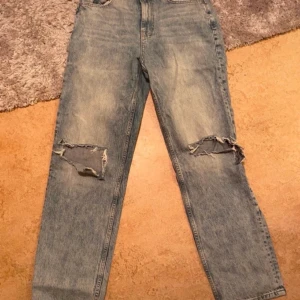 Perfect Jeans GinaTricot - ”Perfect Jeans” från Gina Tricot  Vida byxor med hål i knäna, de har gått upp lite mer sen köp. 