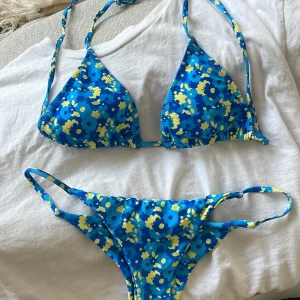 Bikini  - Säljer denna sjuukt snygga blå bikinin i storlek S då den tyvärr inte kommer till användning tillräckligt ofta🫶🏼