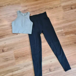 Träningskläder  - Top och träningstights. Tightsen är S men mer som xs de är aldrig använda. 80 kr för bägge.