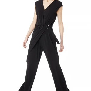 Michael kors jumpsuit - Säljer min älskade michael kors schwarz jumpsuit. Använd en gång under en avslutning förra året! Köptes för 3000kr