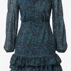 Säljer denna sjuuukt snygga klänningen med fint mönster!💞
