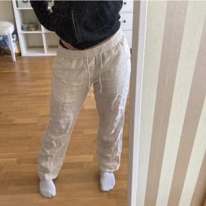 Linnebyxor  - Säljer dessa linnebyxor som går att vika ner så dom bli lågmidjade men även ha dom uppvikta. Säkjer pga för jag köpte dom från en tjej och här på plick och tyckte att dom va för korta för mig som är 165 men under 165 tycker jag att dom passar perfekt 