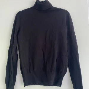 Finstickad polotröja - Finstickad polotröja från H&M. Superbra basplagg! Väldigt sparsamt använd då den tyvärr är lite för liten för mig.
