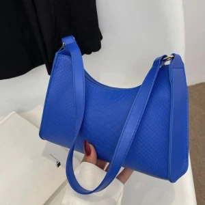 Handväska  - Liten och smidig handväska. Jättefin blå färg som får outfiten att poppa🤩🌸