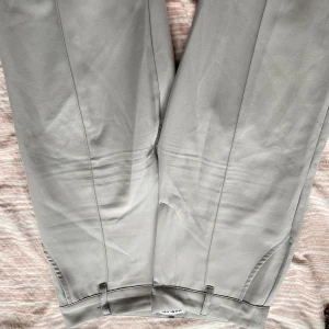 Madlady kostymbyxor - Säljer dessa gråa kostymbyxor från madlady då de inte kommer till användning, långa på mig som är 167 men de går att sy upp💕 Köpare står för frakten Skriv för mer information 