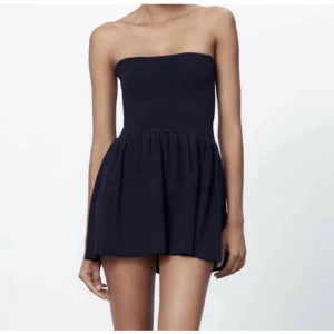 ZARA TOPP/KLÄNNING - säljer denna zara topp/klänning helt oanvänd med prislapp kvar. Storlek S. Kanske går att använda som klänning om man är kortare som på första bilden❤️