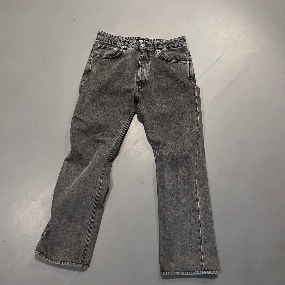 Väldigt trendiga jeans från hope som jag knappt använt! Även öppen för trades och direktköpspris i dm!!. Jeans & Byxor.