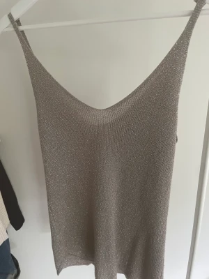 Glittrig topp  - Fin glittrig stickad topp, stl är onesize och köpt i en butik i Frankrike💓