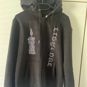 Light one - En svart zipper med diamanter på i storlek L
